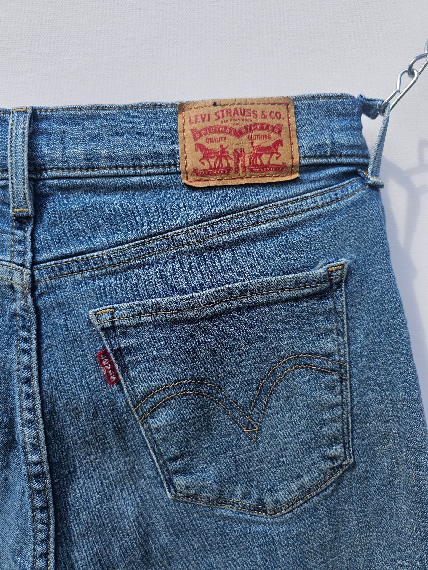 Levi’s Classic Bootcut Jeans – Size 6