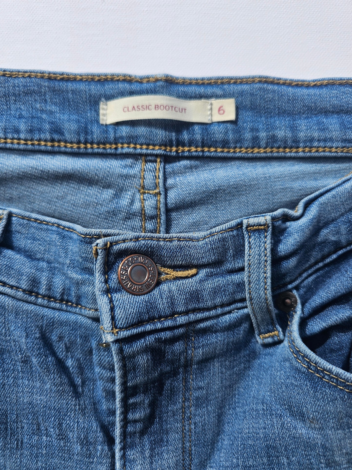 Levi’s Classic Bootcut Jeans – Size 6